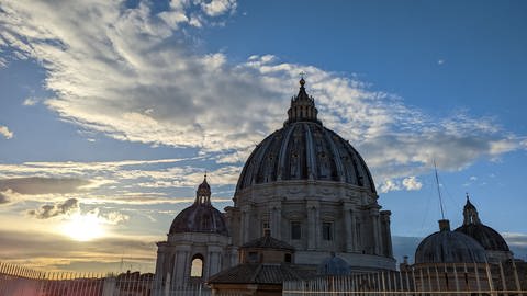 Vatikan: Kuppel des Petersdoms (Foto: IMAGO, Wirestock)