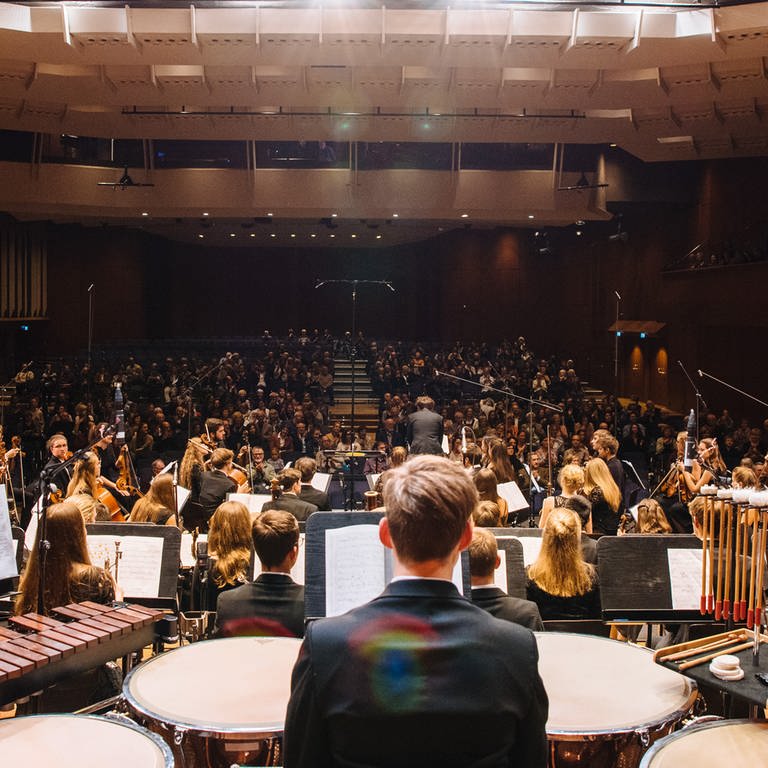 Landesjugendorchester Baden-Württemberg - Blick von hinten über das Orchester in den Zuschauerraum in der Freiburger Musikhochschule 