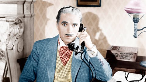 Porträt von Charlie Chaplin am Telefon