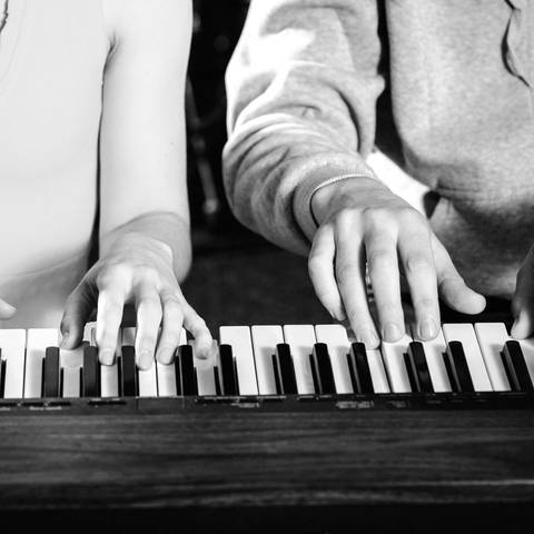 Klavier für vier Hände (Foto: IMAGO, Panthermedia)