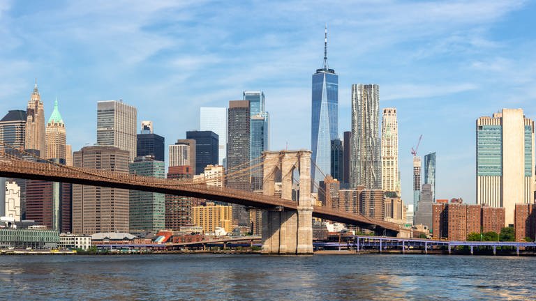 New York City, Skyline von Manhattan mit Brooklyn Bridge