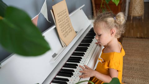 Kind spielt Klavier (Foto: IMAGO, Westend61)