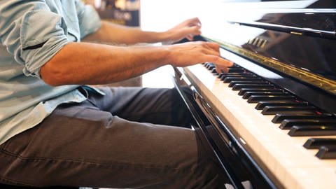 Mann spielt Klavier (Foto: IMAGO, Gottfried Czepluch)
