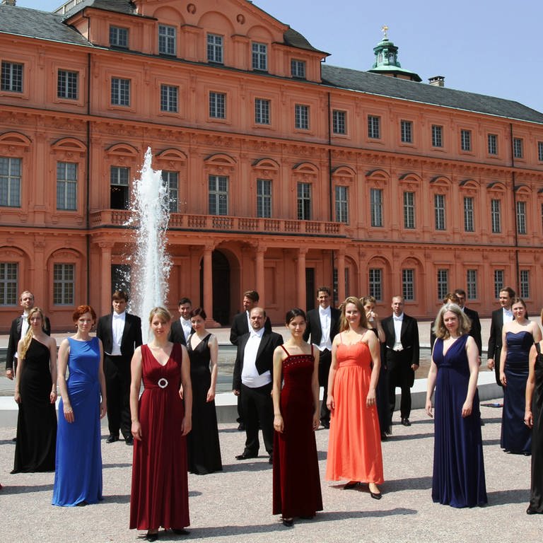 Das Vocalensemble Rastatt unter der Leitung von Holger Speck vor dem Residenzschloss in Rastatt 