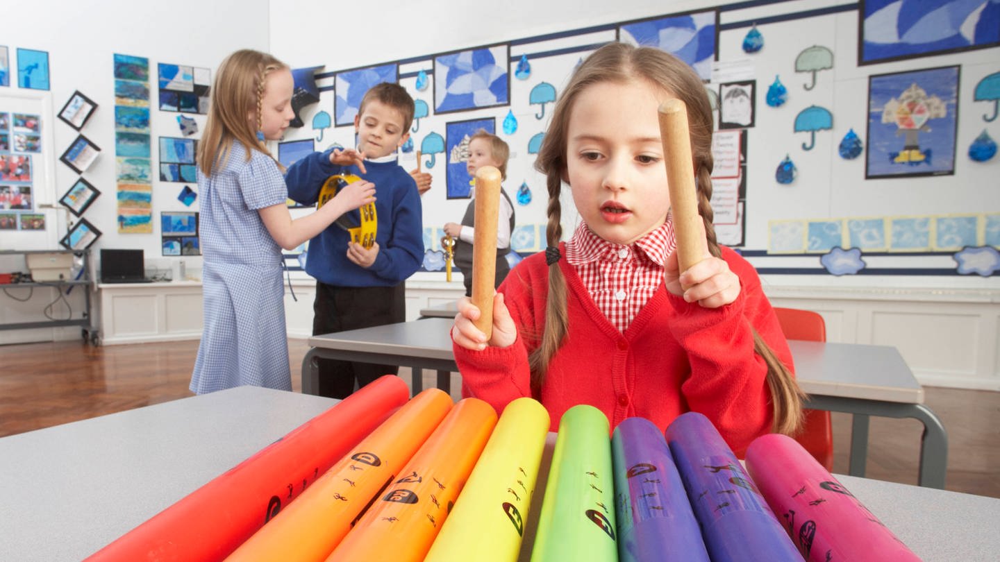 Symbolbild: Musikunterricht an Grundschulen (Foto: IMAGO, IMAGO / Shotshop)