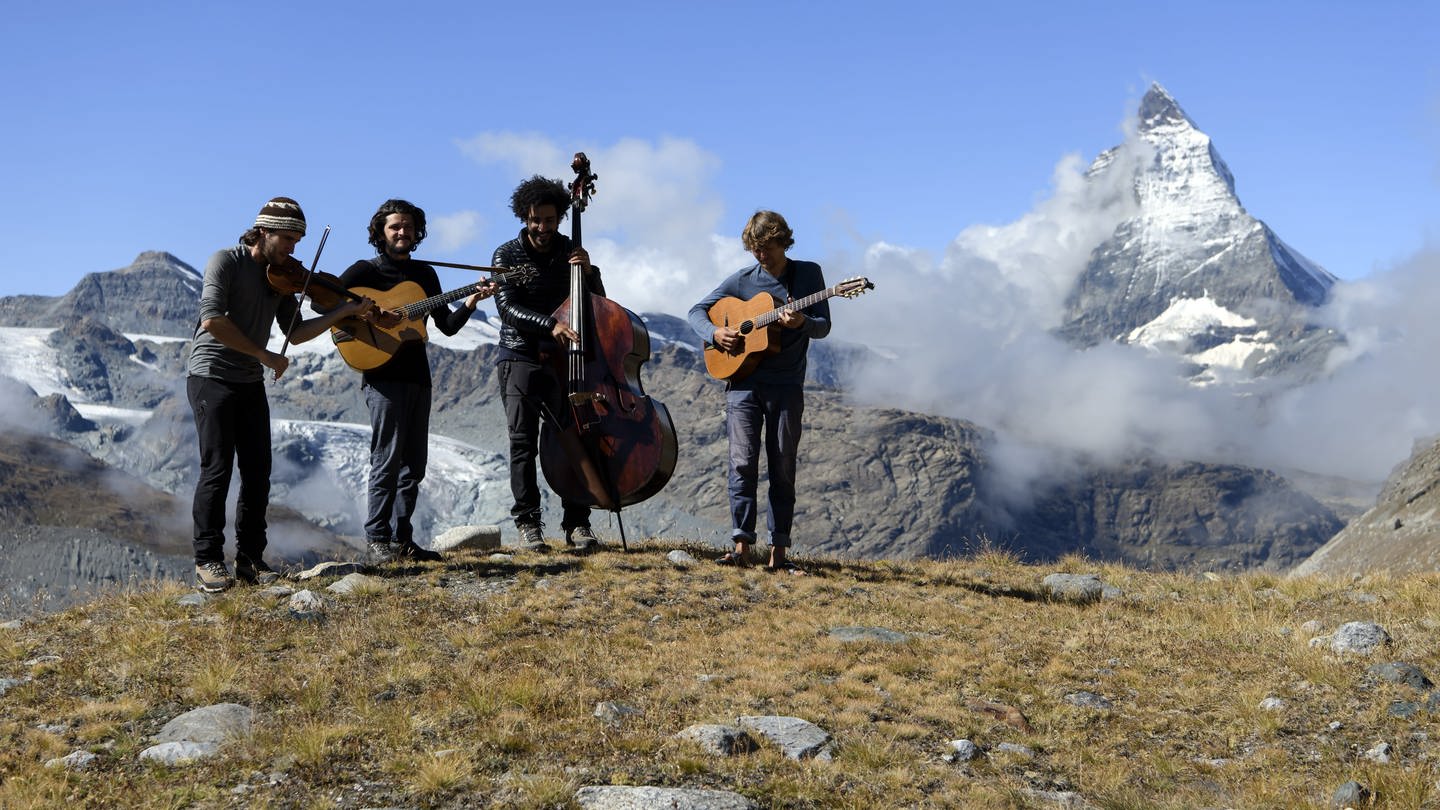 Musiker vor dem Matterhorn (Foto: picture-alliance / Reportdienste, picture alliance/KEYSTONE | ANTHONY ANEX)