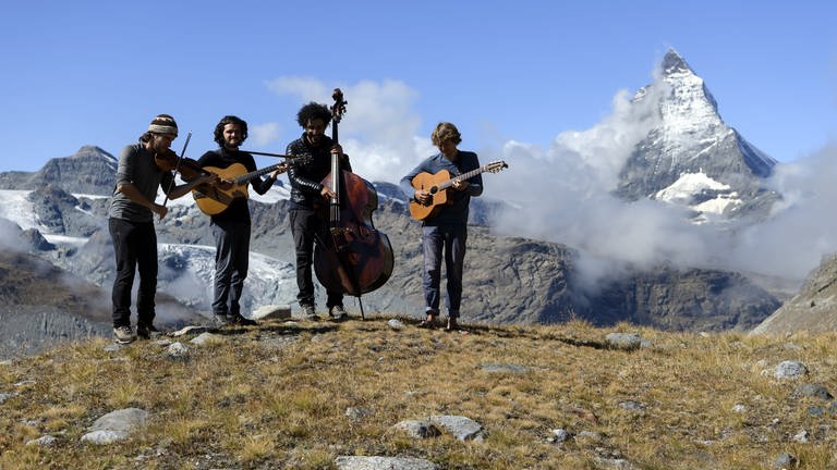 Musiker vor dem Matterhorn
