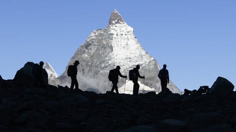 Wanderer am Matterhorn für das Zermatt Music Festival (Foto: picture-alliance / Reportdienste, picture alliance/KEYSTONE | ANTHONY ANEX)