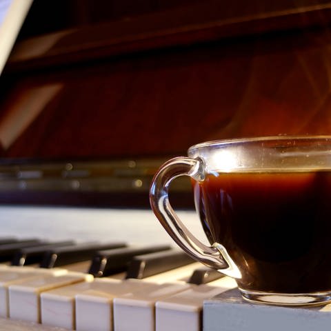 Kaffee auf Klaviertasten