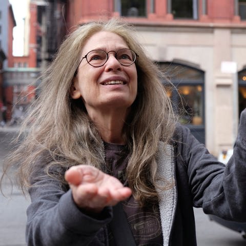 Komponistin und Programmiererin Laurie Spiegel auf der Straße