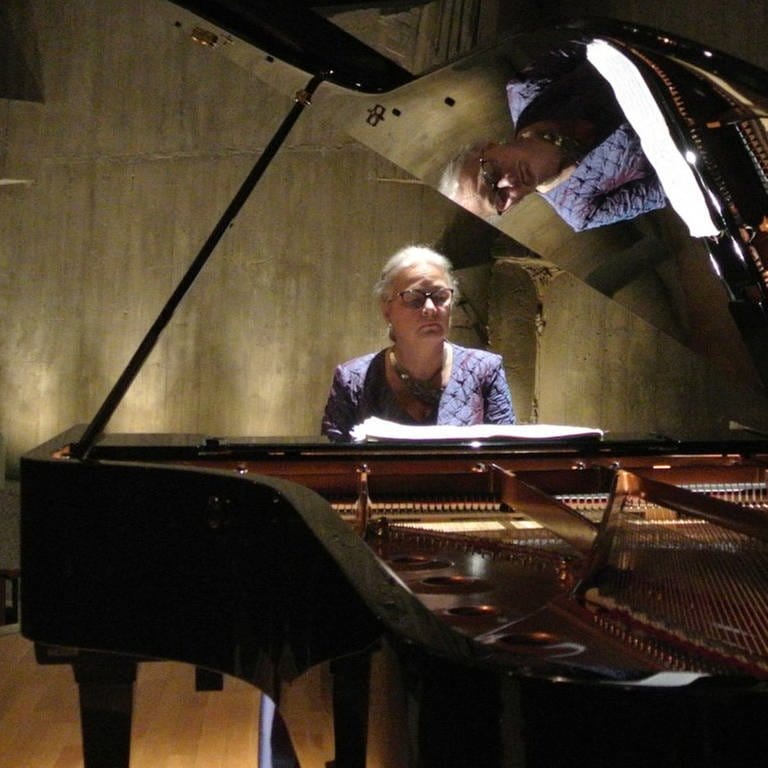 Ewa Poblocka im lila Konzertkleid am Flügel (Foto: privat)