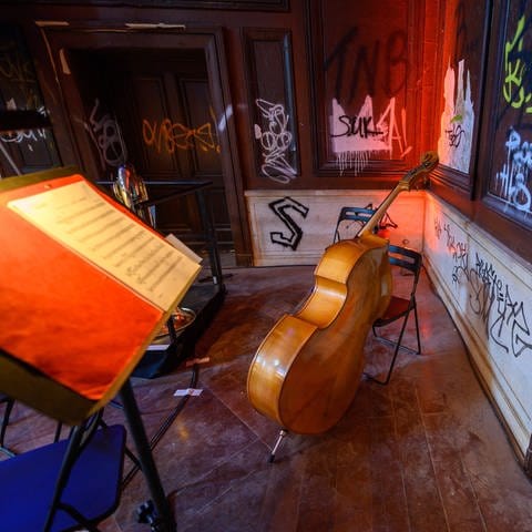 Ein Cello und ein Notenpult in einer Kaserne
