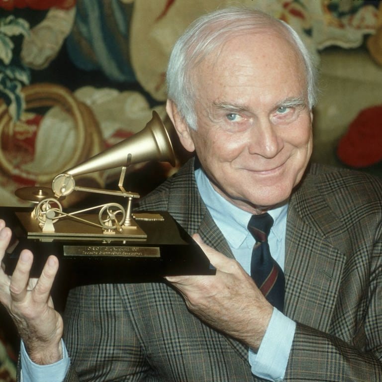 Vicco von Bülow (Loriot) mit dem Goldenen Grammophon lächelnd (Foto: IMAGO, IMAGO / teutopress)