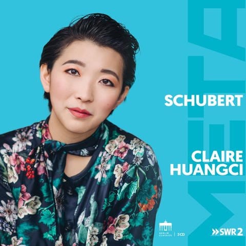 CD-Cover "Claire Huangci Schubert" - Portraitbild auf blauem Hintergrund
