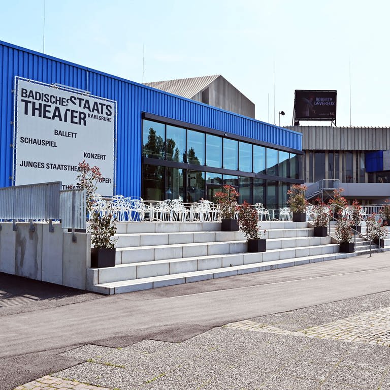 Außenaufnahme des Badischen Staatstheaters (Foto: picture-alliance / Reportdienste, picture alliance/dpa | Uli Deck)