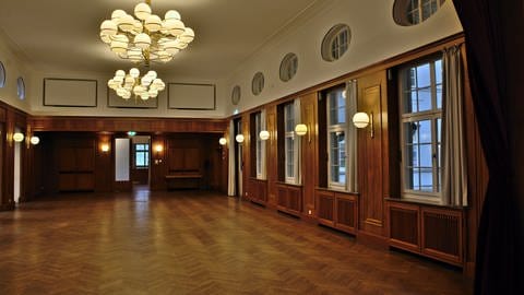 Kursaal Bad Cannstatt, edler Holzboden und Holzverkleidung an den Wänden (Foto: SWR, Ulrich Wiederspahn)