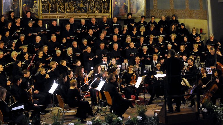 Eine Aufführung von Johannes Brahms "Ein Deutsches Requiem": Ein Konzert des Madrigalchors Dinslaken und der Westfälischen Kammerphilharmonie Gütersloh in der St. Vincentius Kirche