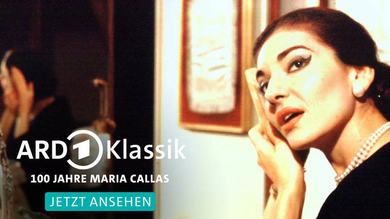 Maria Callas vor dem Spiegel. Kämmt sich die Haare und schaut leicht an der Kamera vorbei (Foto: picture-alliance / Reportdienste, Publifoto)