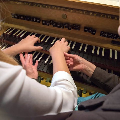 Symbolbild Unterricht an einer Orgel