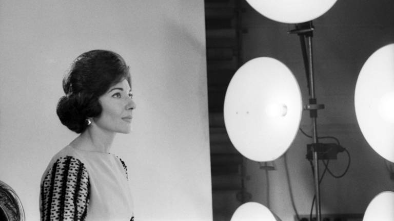 Maria Callas in einem Foto-Studio (Foto: IMAGO, IMAGO / Photo12)