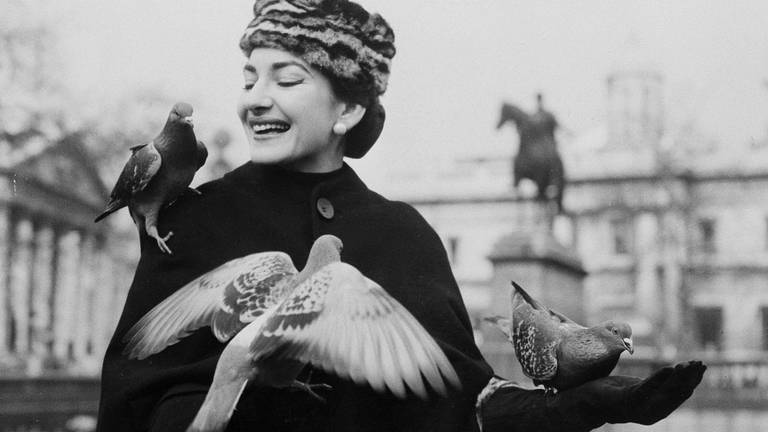Maria Callas mit Tauben auf ihren Armen und auf der Schulter 