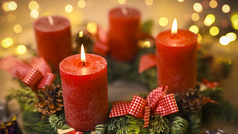 Ein Symbolbild für die Adventszeit: Ein Adventskranz mit zwei brennenden Kerzen (Foto: IMAGO, Christian Ohde)