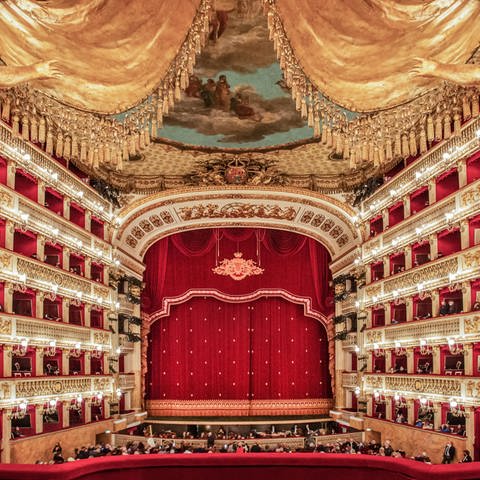 Zuschauerraum mit Bühne im Opernhaus Real Teatro di San Carlo, Neapel, Golf von Neapel, Kampanien, Süditalien