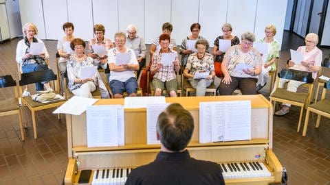 Symbolfoto Senioren im Chor singen vor Klavier (Foto: IMAGO, IMAGO / Funke Foto Services)