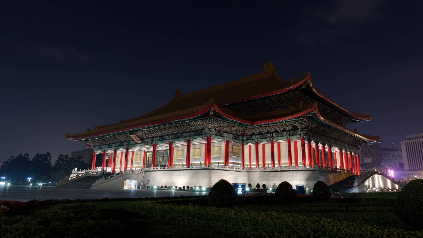 Die National Concert Hall in Taipei bei Nacht (Foto: IMAGO, IMAGO / Design Pics)