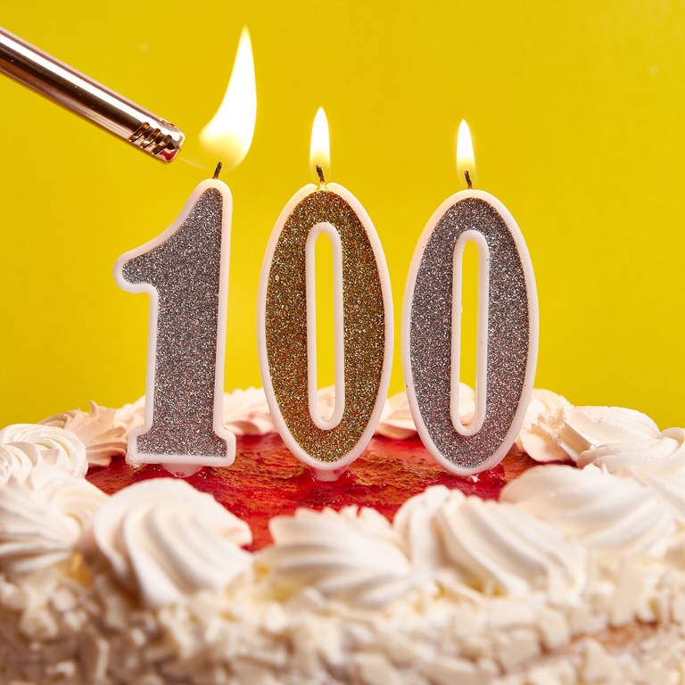Geburtstagstorte 100 Jahre (Foto: IMAGO, IMAGO / Pond5 Images)
