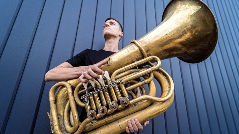 Tubist mit seinem Instrument, der Tuba