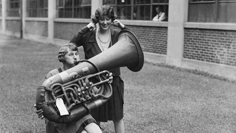 Frau an der Tuba (1928) (Foto: IMAGO, IMAGO / glasshouseimages)