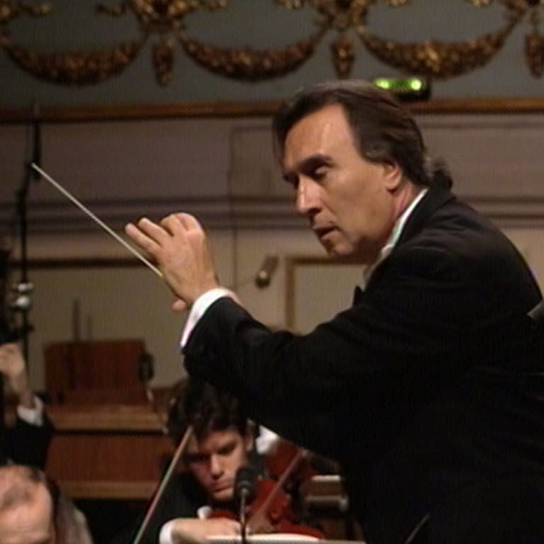 Claudio Abbado dirigiert ein Konzert