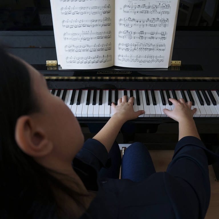 Eine Frau an einem Klavier als Symbolbild für Komponistinnen