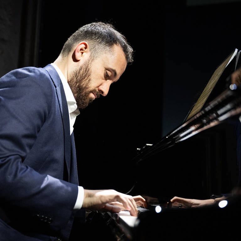 Igor Levit spielt im dunkelblauem Anzug vor schwarzem Hintergrund am Klavierflügel (Foto: picture-alliance / Reportdienste, Picture Alliance)