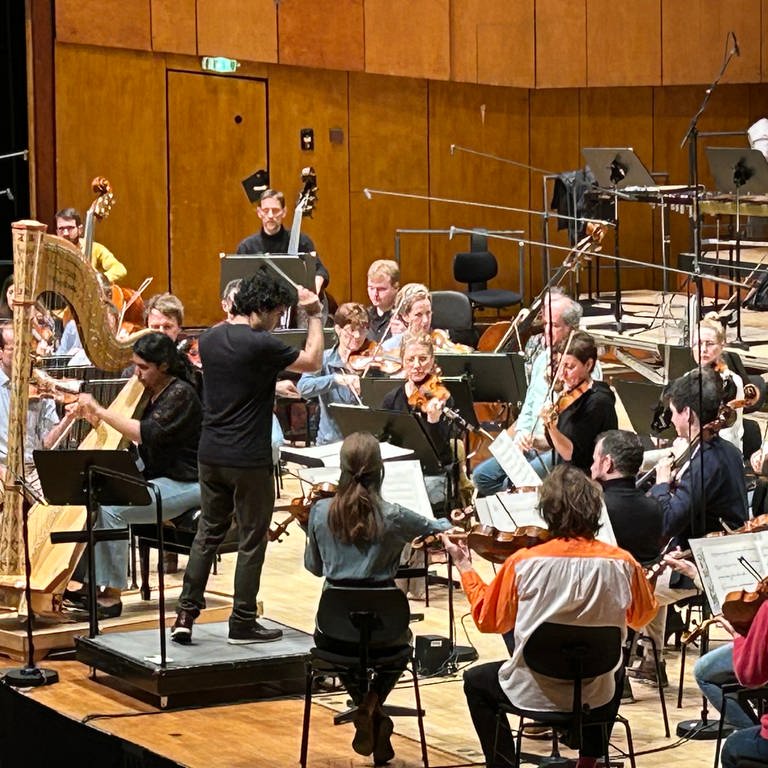 Harfenistin Alexandra Bidi, Dirigent Kerem Hasan und das SWR Symphonieorchester proben Ginasteras Harfenkonzert