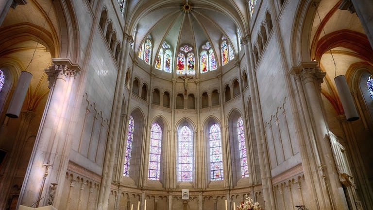 Innenaufnahme der Kathedrale Saint-Jean in Lyon (Foto: picture-alliance / Reportdienste, picture alliance / imageBROKER | Michael Weber)