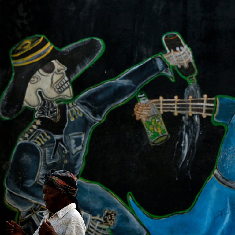 Graffiti von Baron Samedi und Grann Brigit (beide Figuren beziehen sich auf die Voodoo-Religion) auf einem Friedhof in Port-au-Prince, Haiti