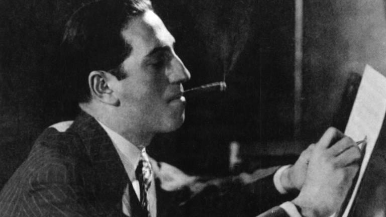 George Gershwin beim Komponieren (Foto: IMAGO, IMAGO / United Archives International)