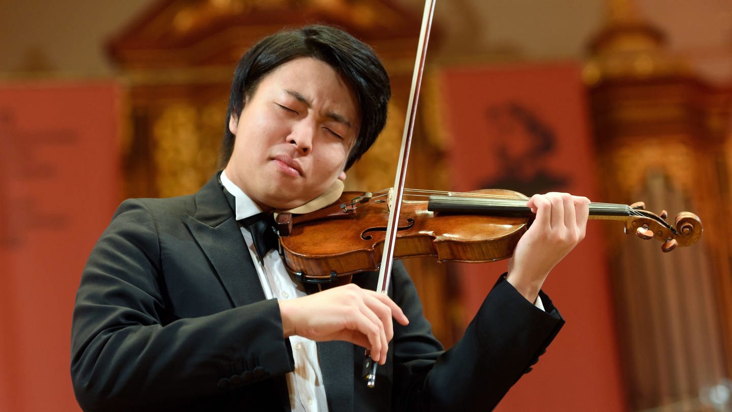 Seiji Okamoto mit geschlossenen Augen beim Geigespielen (Foto: picture-alliance / Reportdienste, Picture Alliance)