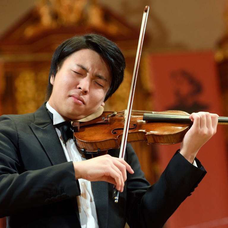 Seiji Okamoto mit geschlossenen Augen beim Geigespielen