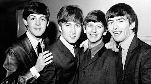 Gruppenbild von den Beatles in schwarz-weiß