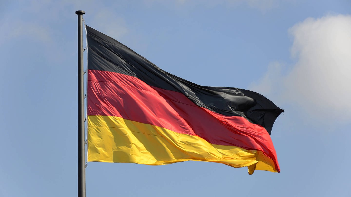 Eine Deutschland-Fahne (Foto: IMAGO, imagebroke)