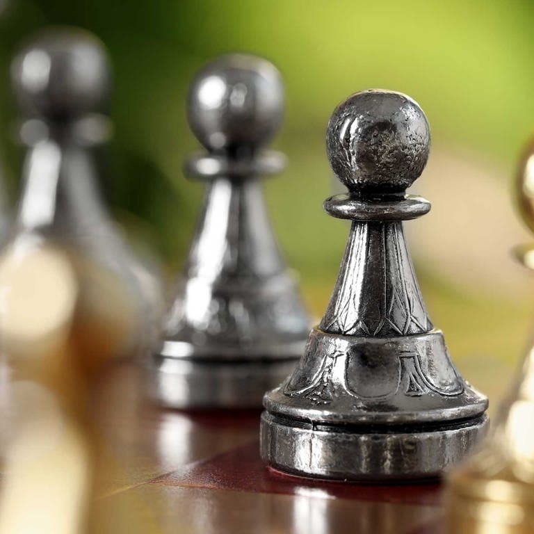 Schachfiguren aus Metall (Foto: IMAGO, Pond 5- images)