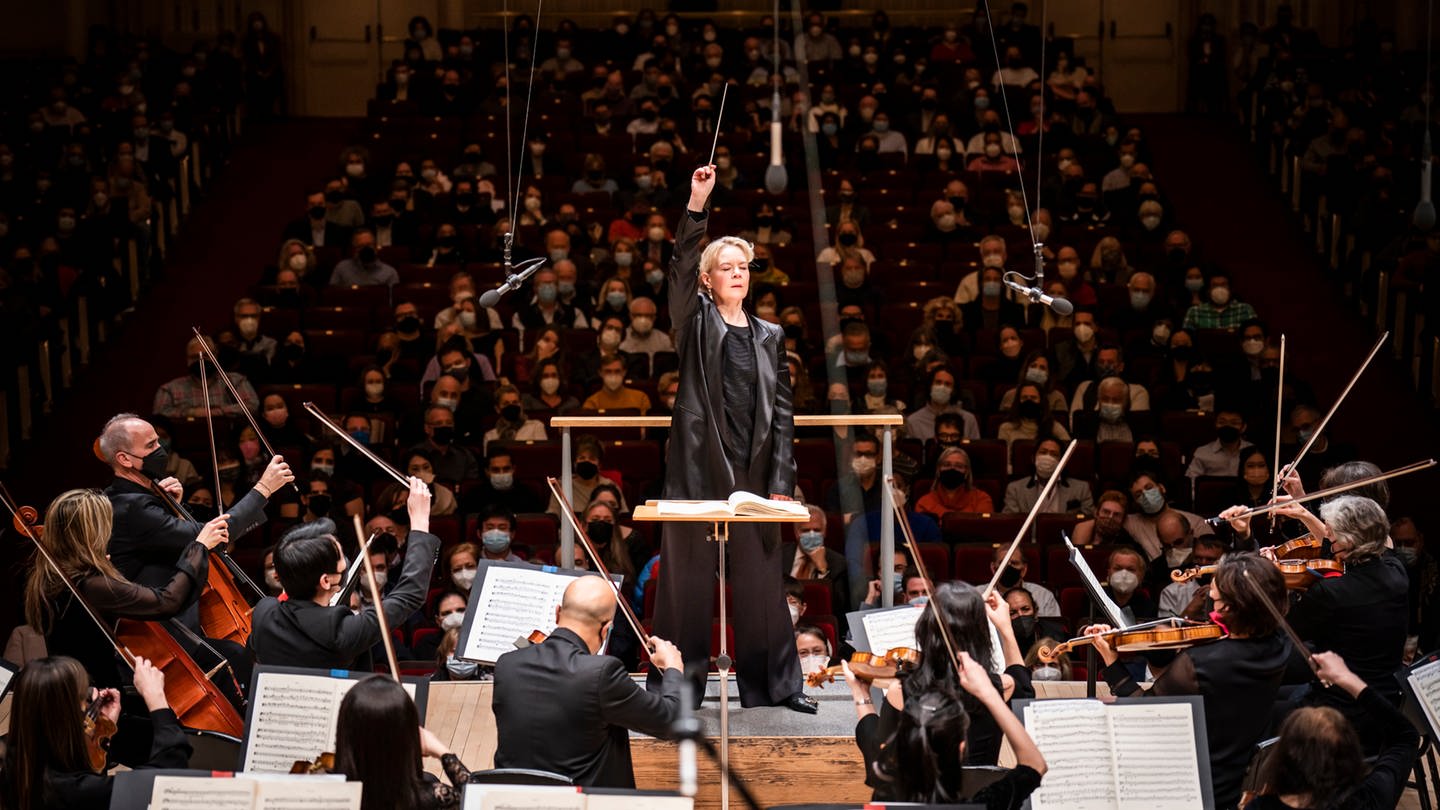 Susanna Mälkki dirigiert die New York Philharmonic in der Carnegie Hall (New York). (Foto: picture-alliance / Reportdienste, picture alliance / ASSOCIATED PRESS | Chris Lee)