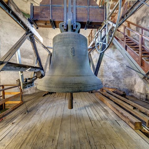 Die sogenannte Guldenglocke (Osanna) ist die einzige grosse Glocke im Westturm der Stuttgarter Stiftskirche