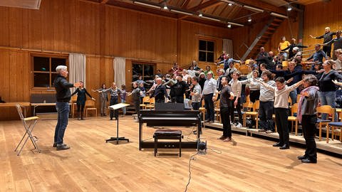 Chorleiter Frank Markowitsch probt zusammen mit dem Freiburger Bachchor für die Matthäuspassion