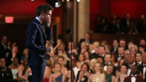 Eddie Redmayne bei der Dankesrede bei den Oscars 2015 (Foto: picture-alliance / Reportdienste, picture alliance / Matt Sayles/Invision/AP | Matt Sayles)