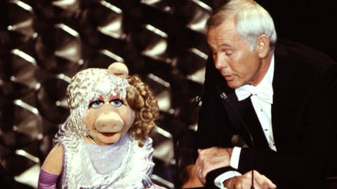 Miss Piggy hostet zusammen mit Johnny Carson die Oscars 1980 (Foto: IMAGO, IMAGO / Everett Collection)