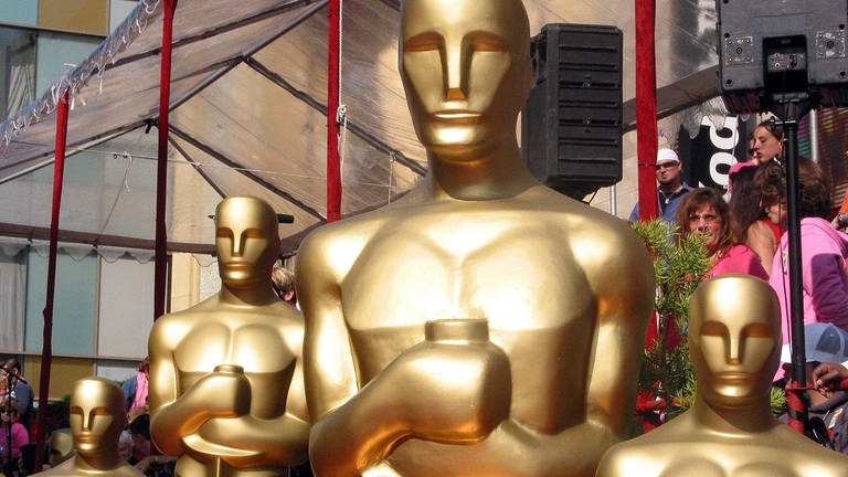 Oscar-Statuen bei den 77. Academy Awards 2005 (Foto: IMAGO, IMAGO / Allstar)